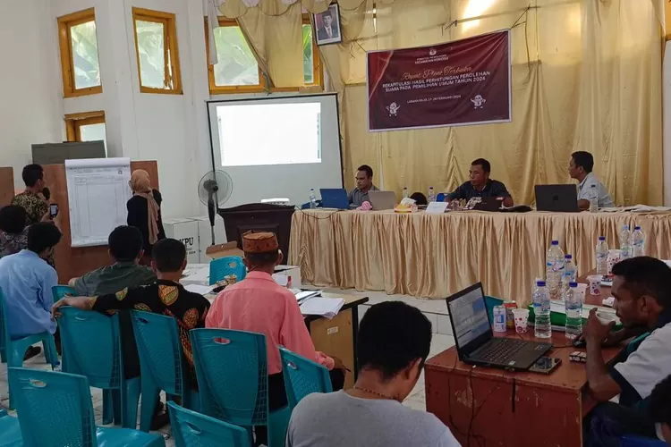 Suasana pleno di PPK Kecamatan Komodo. Berikut ini informasi tentang kendala jaringan internat pada pleno tingkat PPK di Mabar NTT, tidak semua kecamatan bisa gunakan Sirekap.