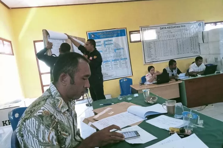 Rapat pleno rekapitulasi perolehan suara tingkat Kecamatan Lembor Selatan. Berikut ini daftar TPS yang sudah pleno di tingkat PPK 12 kecamatan di Mabar NTT,  teratas Ndoso dan Lembor. (Foto: KPU Mabar)