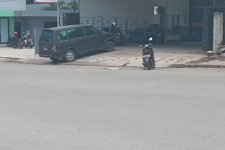 Kejadian di sekitar lokasi ini pada Senin (26/2/2024) sore. Foto diambil Selasa (27/2/2024) siang. Seorang ibu di Labuan Bajo terkena peluru di leher usai belanja, diduga peluru masih di dalam. (Foto: KLIKLABUANBAJO.ID)