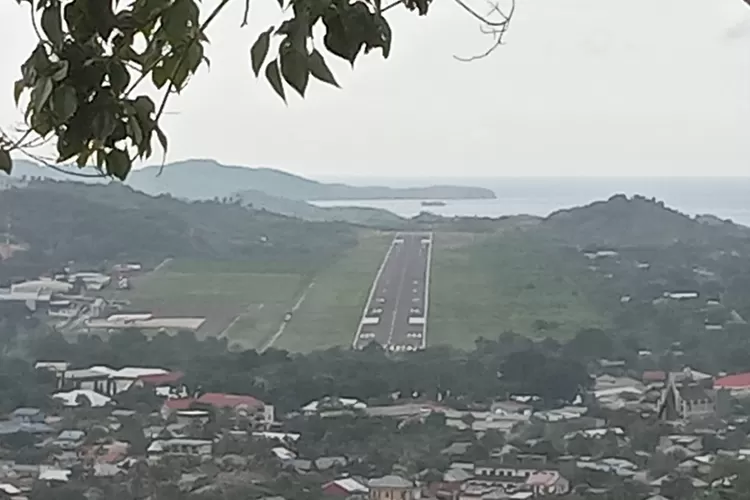 Panorama dari puncak Parapuar Labuan Bajo, Jumat (1/3/2024) lalu. Perumdam Wae Mbeliling siap suplai air bersih ke Parapuar Labuan Bajo. (Foto: KLIKLABUANBAJO.ID)