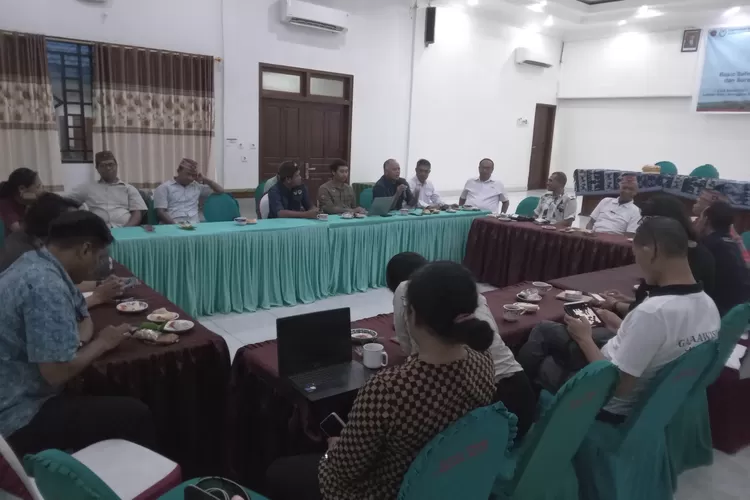 Harga tiket ke Taman Nasional Komodo diangkat dalam diskusi di Prundi Labuan Bajo, Selasa (5/3/2023). (Foto: KLIKLABUANBAJO.ID)