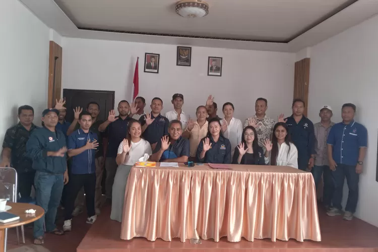 Konferensi pers DPD Nasdem Mabar, Selasa (12/3/2024) sore. Berikut ini informasi tentang nama yang diusulkan untuk menjadi Ketua DPRD Manggarai Barat NTT yang baru periode 2024-2029.  (Foto: KLIKLABUANBAJO.ID)