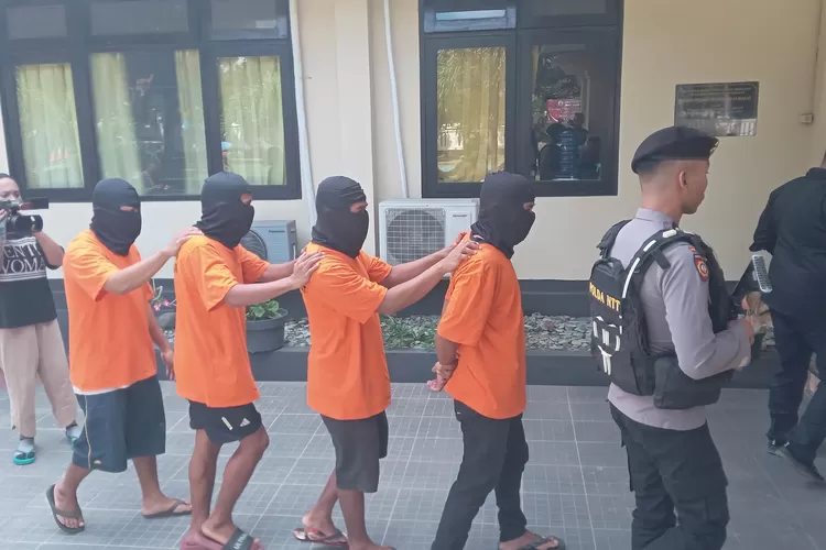 Empat orang tersangka (baju oranye) yang berhasil ditangkap polisi di Labuan Bajo dalam kasus narkoba pada rentang waktu Januari-Maret 2024. (Foto: KLIKLABUANBAJO.ID)
