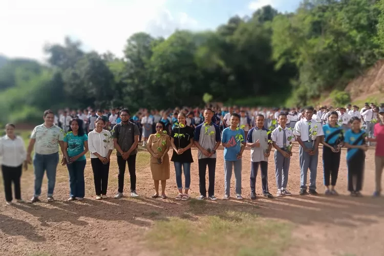 Foto bersama sebelum penanaman. AIC dan SMKN 3 Komodo tanam 1.000 anakan Pohon Merbau di HUT Kliklabuanbajo.id. (Foto: KLIKLABUANBAJO.ID)