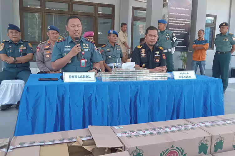 Konferensi pers, Kamis (28/3/2024) terkait keberhasilan Lanal Labuan Bajo dalam menggagalkan peredaran rokok ilegal sebanyak 127 boks. (Foto: KLIKLABUANBAJO.ID)