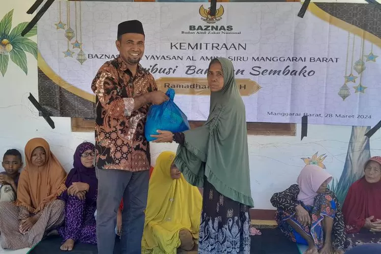 Yayasan AL Amin Siru Manggarai Barat membagikan paket sembako Ramadhan.