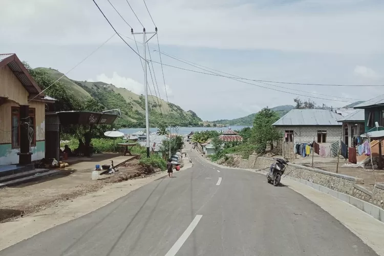 Ruas jalan ke Warloka Labuan Bajo. Pemkab dan DPRD Mabar kompak kucur Rp300 juta untuk balap sepeda di tengah efisiensi.