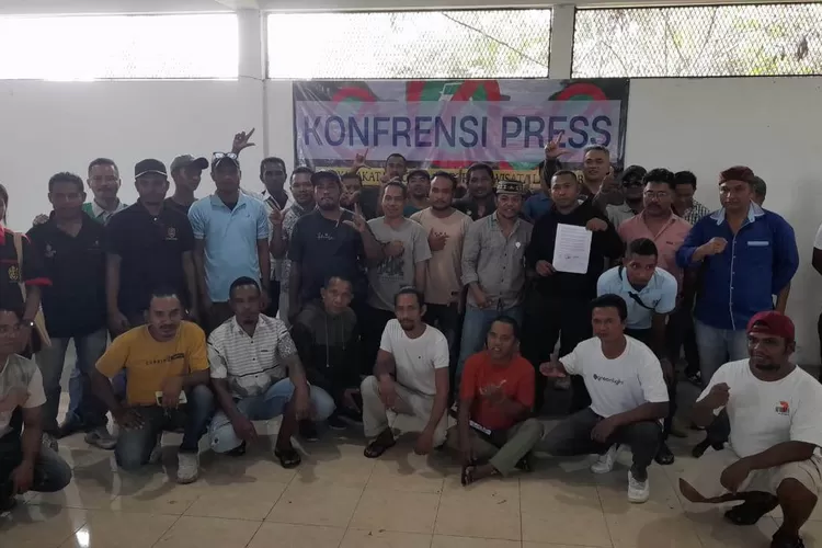 Foto bersama usai konferensi pers. MILITAN: kehadiran transportasi online di Labuan Bajo bisa menambah jumlah kendaraan dan meningkatkan polusi udara.