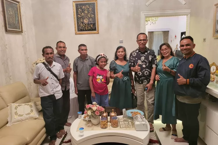 Usman Husin (kaca mata) foto bersama saat menggelar open house Idulfitri.
