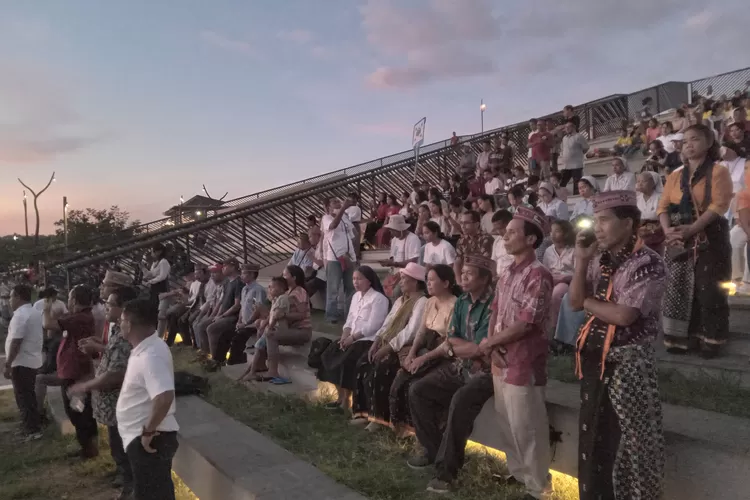 Umat yang hadir dalam acara peluncuran Festival Golo Koe tahun 2024 di Waterfront Labuan Bajo, Minggu (14/4/2024) sore. (Foto: KLIKLABUANBAJO.ID)