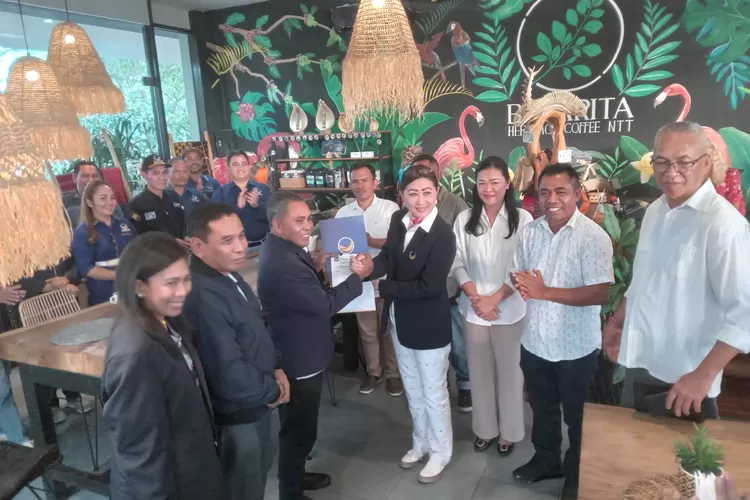 SK Ketua DPW Nasdem NTT diserahkan oleh Julie Sutrisno ke Edistasius Endi. (Foto: KLIKLABUANBAJO.ID)