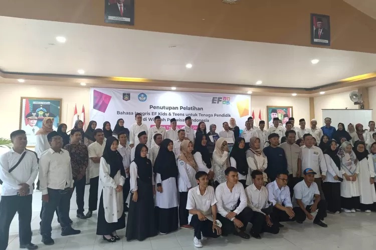 Foto bersama. EF Kids and Teens Indonesia memberi dampak positif kepada puluhan ribu pelajar melalui pelatihan guru Bahasa Inggris.
