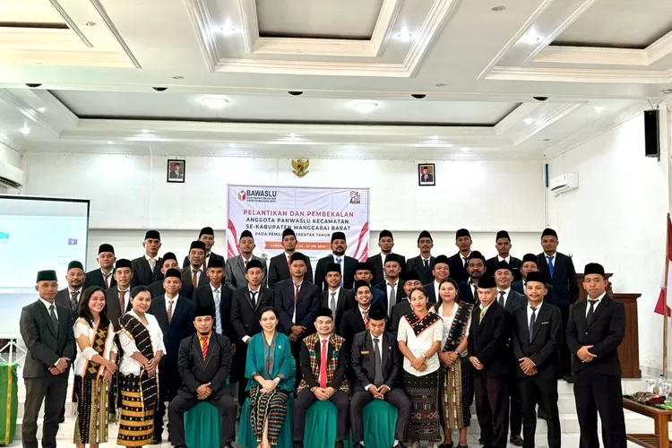 Foto bersama usai pelantikan. 36 orang Pengawas Pemilihan Umum Kecamatan di Mabar dilantik, Ketua Bawaslu minta segera bangun koordinasi.