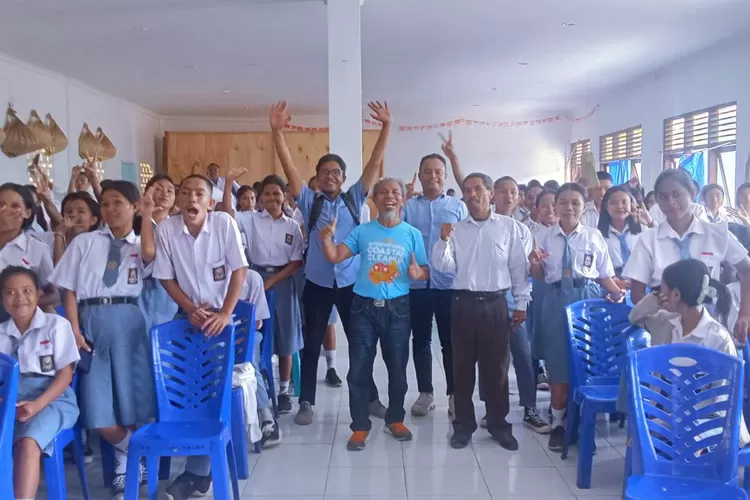 Foto bersama usai kegiatan edukasi penanganan sampah di Labuan Bajo yang berlangsung di SMKN 3 Komodo, Senin (27/5/2024). (KLIKLABUANBAJO.ID)