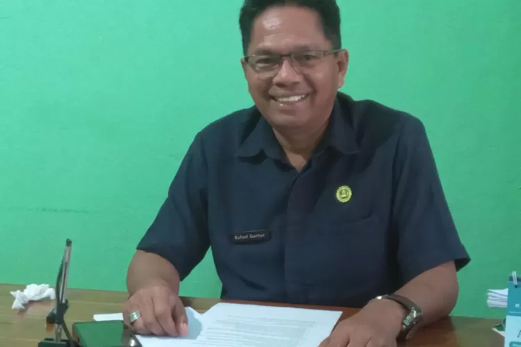 Kepala Dinas Pengendalian Penduduk dan Keluarga Berencana Kabupaten Manggarai Barat, Rafael Guntur. (Foto: KLIKLABUANBAJO.ID)