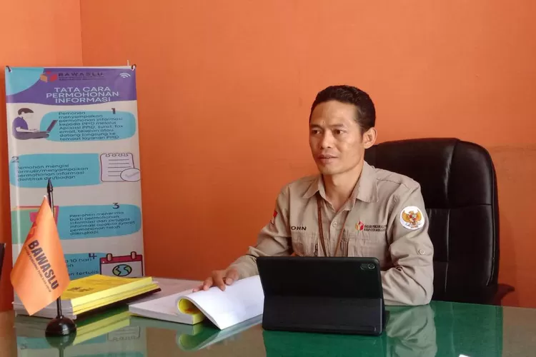 Anggota Bawaslu Kabupaten Manggarai, Yohanes Manasye.