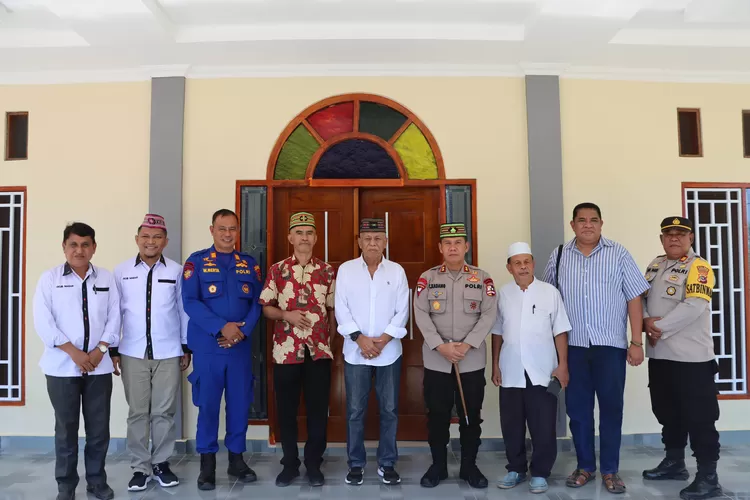 Foto bersama di momen silaturahmi Kapolres Mabar dengan para tokoh agama di Labuan Bajo.