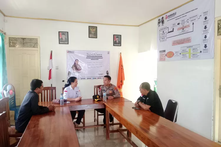Kapolres saat berkunjung ke Kantor Bawaslu Mabar, Senin (22/7/2024). 