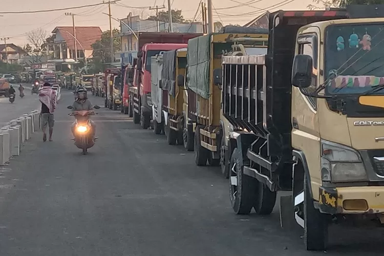 Antrean panjang kendaraan di Jalan Sernaru Labuan Bajo menanti BBM, Kamis (25/7/2024) pagi. (Foto: KLIKLABUANBAJO.ID)