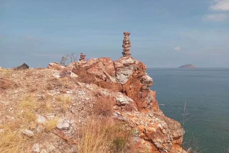 Hiking dan lelah yang terbayarkan di titik ujung barat Flores. (Foto: KLIKLABUANBAJO.ID)
