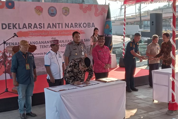 Deklarasi anti narkoba dan penandatanganan perjanjian kerja sama tentang P4GN yang berlangsung di Waterfront Labuan Bajo, Selasa (20/8/2024). (Foto: KLIKLABUANBAJO.ID)