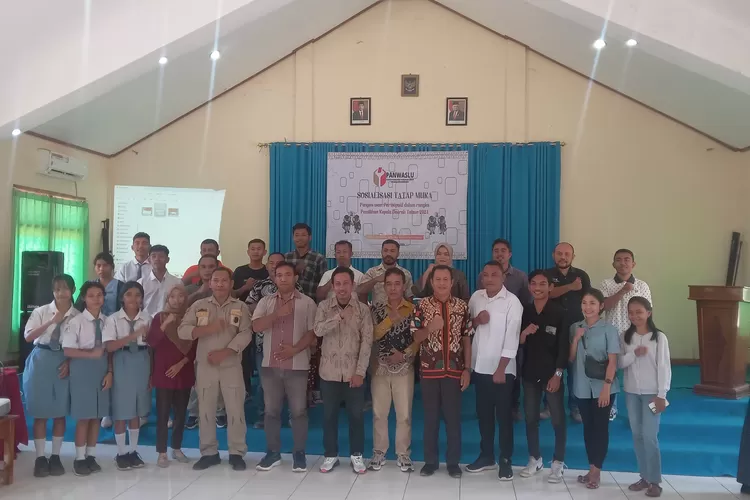 Foto bersama peserta, Panwaslu, undangan dan narasumber. Panwaslu Kecamatan Komodo Mabar gelar sosialisasi tatap muka pengawasan partisipatif, Selasa (27/8/2024). (Foto: KLIKLABUANBAJO.ID)