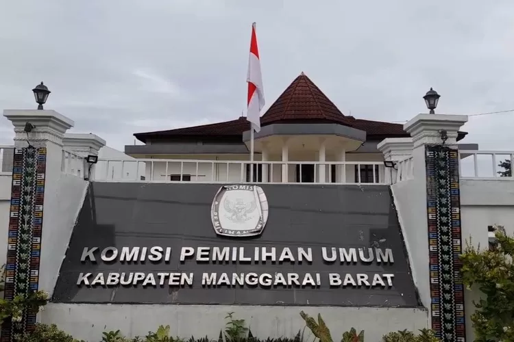 Kantor KPU Kabupaten Manggarai Barat. KPU Mabar dapat masukan pemekaran dapil, Bawaslu: tidak berpengaruh terhadap pengawasan. (Foto: KLIKLABUANBAJO.ID)