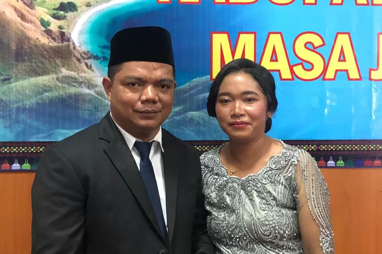 Anggota DPRD Mabar Alfridus Ndarung, S.Fil didampingi isteri tercinta usai pelantikan di Kantor DPRD Mabar, Jumat (30/8/2024).