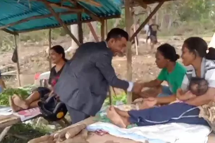 Perjumpaan Bung Elvis dengan pedagang di Pasar Borong, Senin (2/9/2024) siang.