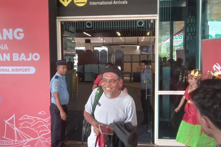 Penumpang Air Asia tiba di Labuan Bajo dari Kuala Lumpur. Air Asia Tiba di Labuan Bajo dari Kuala Lumpur, penerbangan internasional perdana, Selasa (3/9/2024). (Foto: KLIKLABUANBAJO.ID)