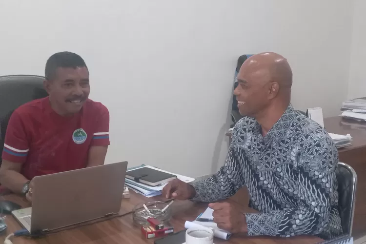 Anggota DPRD Mabar Kanisius Jehabut, koordinasi tentang pelayanan air bersih di Labuan Bajo dan sekitarnya dengan Direktur Perumdam Wae Mbeliling Aurelius Hubertus Endo, Jumat (6/9/2024). (Foto: KLIKLABUANBAJO.ID)