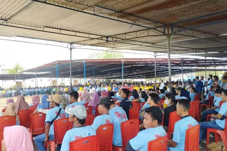 Ribuan warga memadati lokasi deklarasi di Labuan Bajo, Melki: koneksi ke pusat permudah koordinasi pembangunan NTT. (KLIKLABUANBAJO.ID)