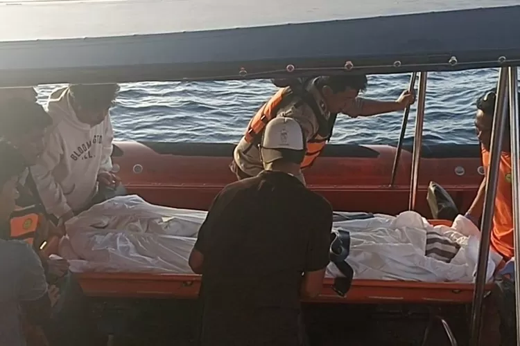 Wisatawan Korea Selatan meninggal usai diving di Labuan Bajo, Tim SAR gabungan mengevakuasi korban.