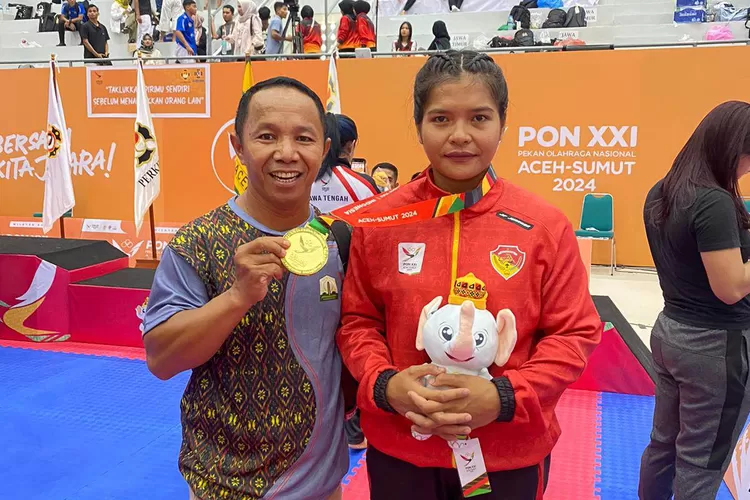 Peraih medali emas asal Mabar NTT Siska (kanan), didampingi pelatih Kempo Mabar Nani Suwardi (kiri).