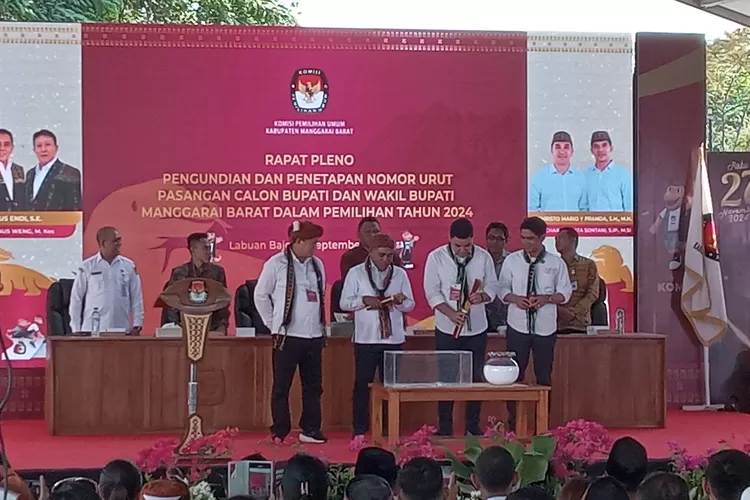 Detik-detik pengundian nomor urut Paslon bupati dan wakil bupati Mabar. Batal, tidak ada debat yang kedua bagi Paslon Pilkada Manggarai Barat NTT. (Foto: KLIKLABUANBAJO.ID)