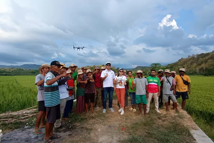Foto bersama petani. Kadin Mabar dengan Petrosida Gresik perkenalkan sky drone grow untuk siram pupuk.