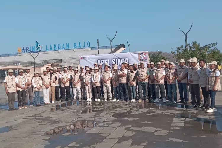 Para pengawas pemilu di Mabar foto bersama usai apel siaga, Jumat (27/9/2024) pagi. (Foto: KLIKLABUANBAJO.ID)