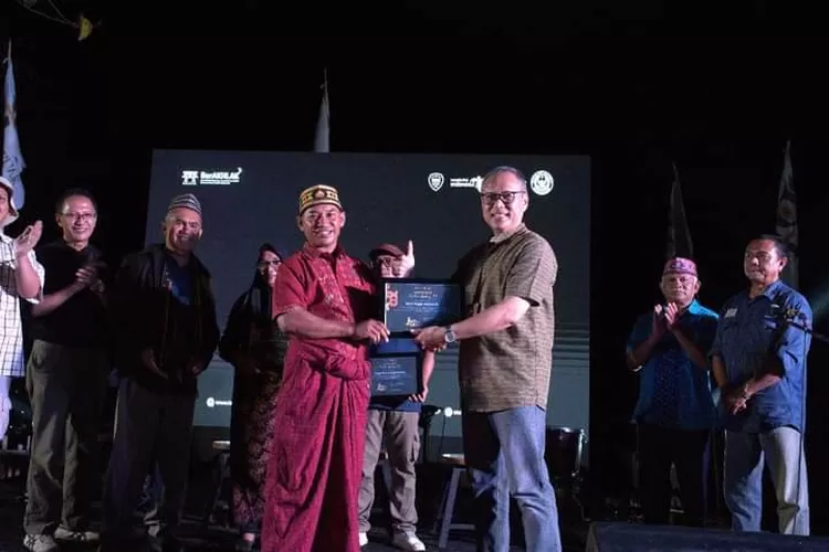 Sari Toga Komodo meraih juara 1 top three Floratama Academy 2024.