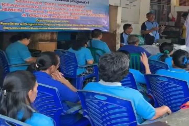 LPPM-UAJM dan Komunitas Pemberdayaan Damai Sejahtera, menyelenggarakan workshop penguatan industri rumah tangga.