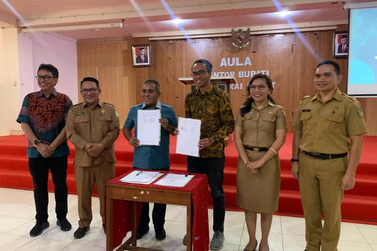 Foto bersama saat momen penandatanganan MoU dan PKS Pemkab Mabar dengan platform penggalangan dana terkait bantuan untuk pekerja rentan, 6 Agustus 2024 lalu.