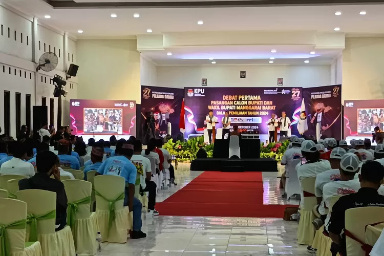 Suasana debat perdana Pilkada Mabar, Rabu (16/10/2024) malam. Edi Endi: harapan perubahan Manggarai Barat sesungguhnya telah dinikmati. (KLIKLABUANBAJO.ID)