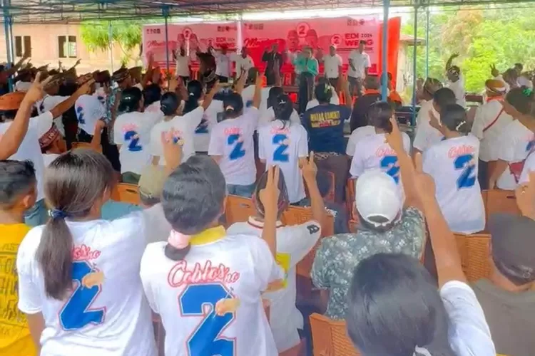 Warga Desa Orong Mabar antusias menyambut kehadiran Edistasius Endi. Edistasius Endi: jangan malu jadi anak orang kampung.