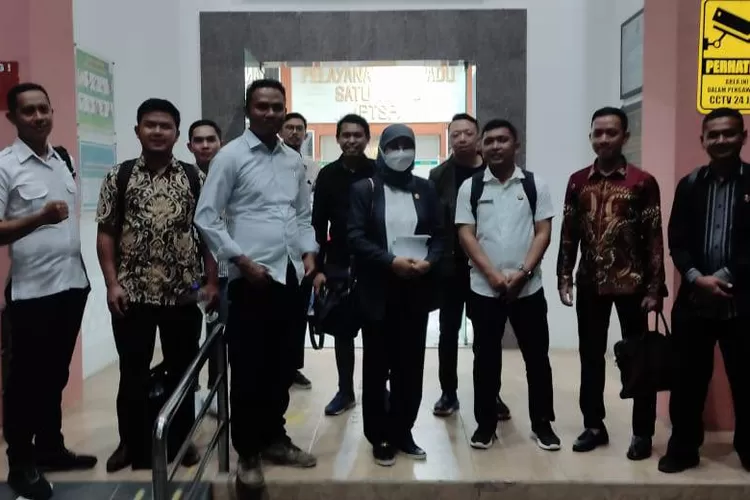 Kuasa Hukum Santosa Kadiman, Arindra Bratanatha bersama rekan usai mengikuti sidang di Pengadilan Negeri Labuan Bajo, Kabupaten Manggarai Barat.