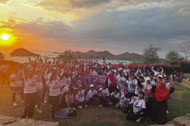 Srikandi Edi-Weng foto bersama usai berolahraga di ruang terbuka hijau Puncak Waringin Labuan Bajo.