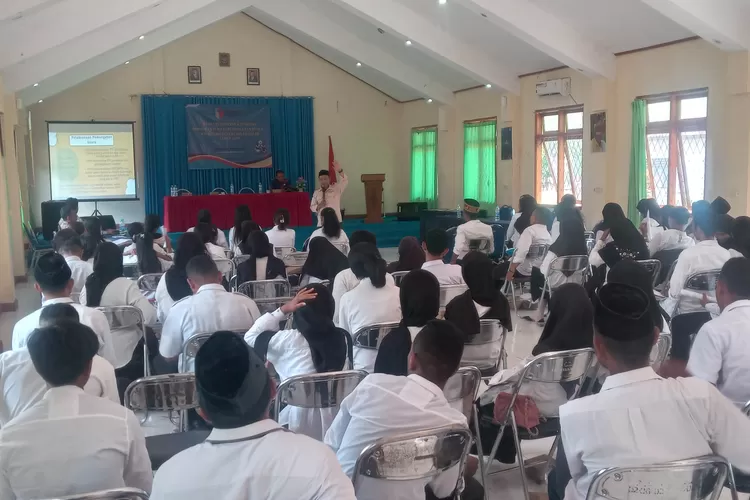 Bimtek penguatan kapasitas pengawas TPS di Kecamatan Komodo. 94 orang pengawas TPS di Kecamatan Komodo dilantik dan ikut Bimtek. (Foto: KLIKLABUANBAJO.ID)