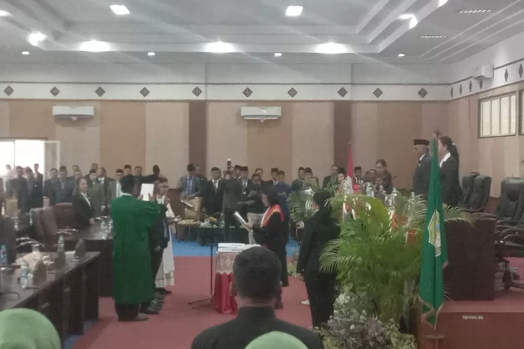 Pelantikan Pimpinan DPRD Kabupaten Mabar NTT, Selasa (5/11/2024). (Foto: KLIKLABUANBAJO.ID)