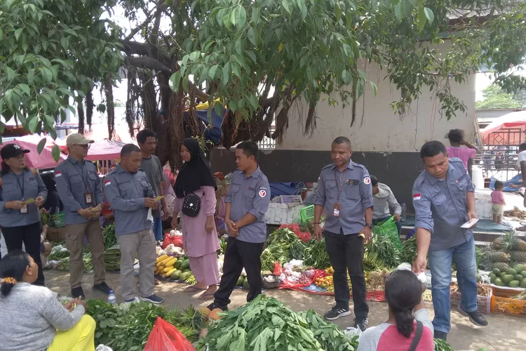 Bawaslu Mabar pergi ke pasar-pasar imbau pencegahan, menjelang Pilkada. (Foto: KLIKLABUANBAJO.ID)