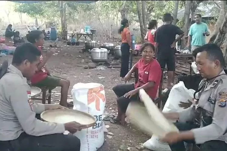 Momen terpuji anggota Polres Sikka menampi beras di posko bantuan korban letusan Gunung Lewotobi Flotim. (Foto: tangkapan layar dari video yang beredar.)