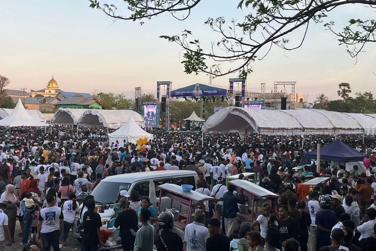 Warga memadati lokasi kampanye SIAGA di Kota Kupang, kumpul bantuan untuk korban erupsi Gunung Lewotobi.