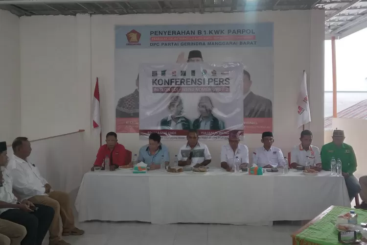 Konferensi pers kemenangan Paslon Edi-Weng di lantai dua Sekretariat Partai Gerindra Mabar, Kamis (28/11/2024). (Foto: KLIKLABUANBAJO.ID)